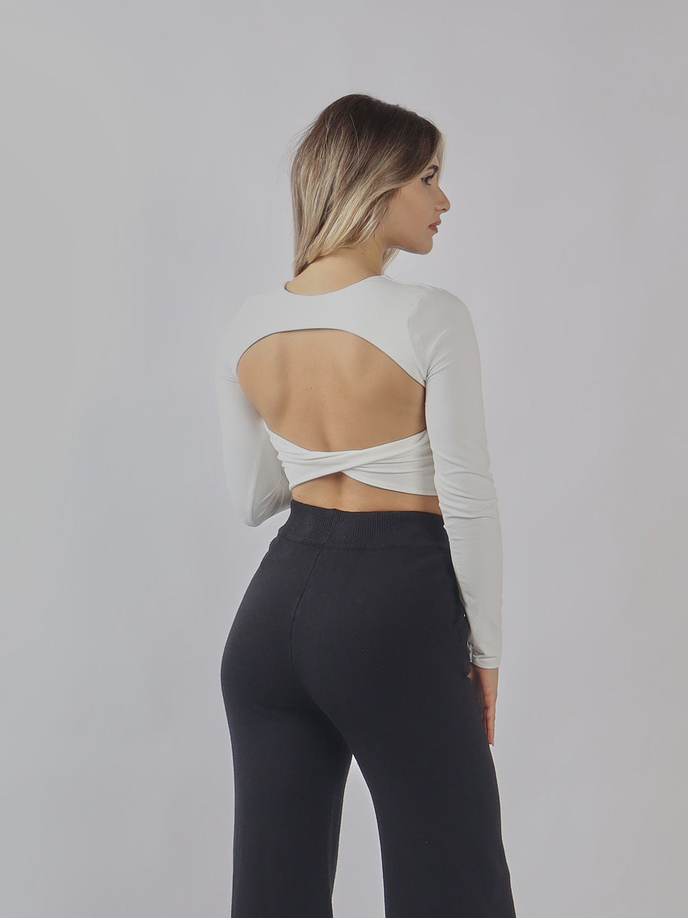 Top a manica lunga con schiena scoperta