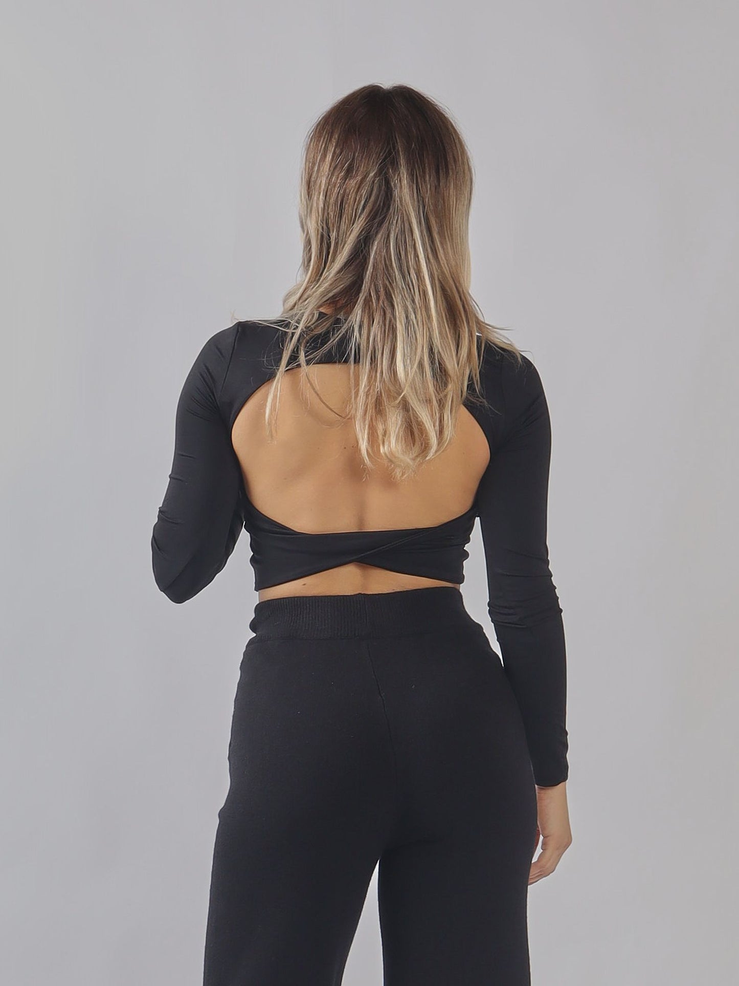 Top a manica lunga con schiena scoperta