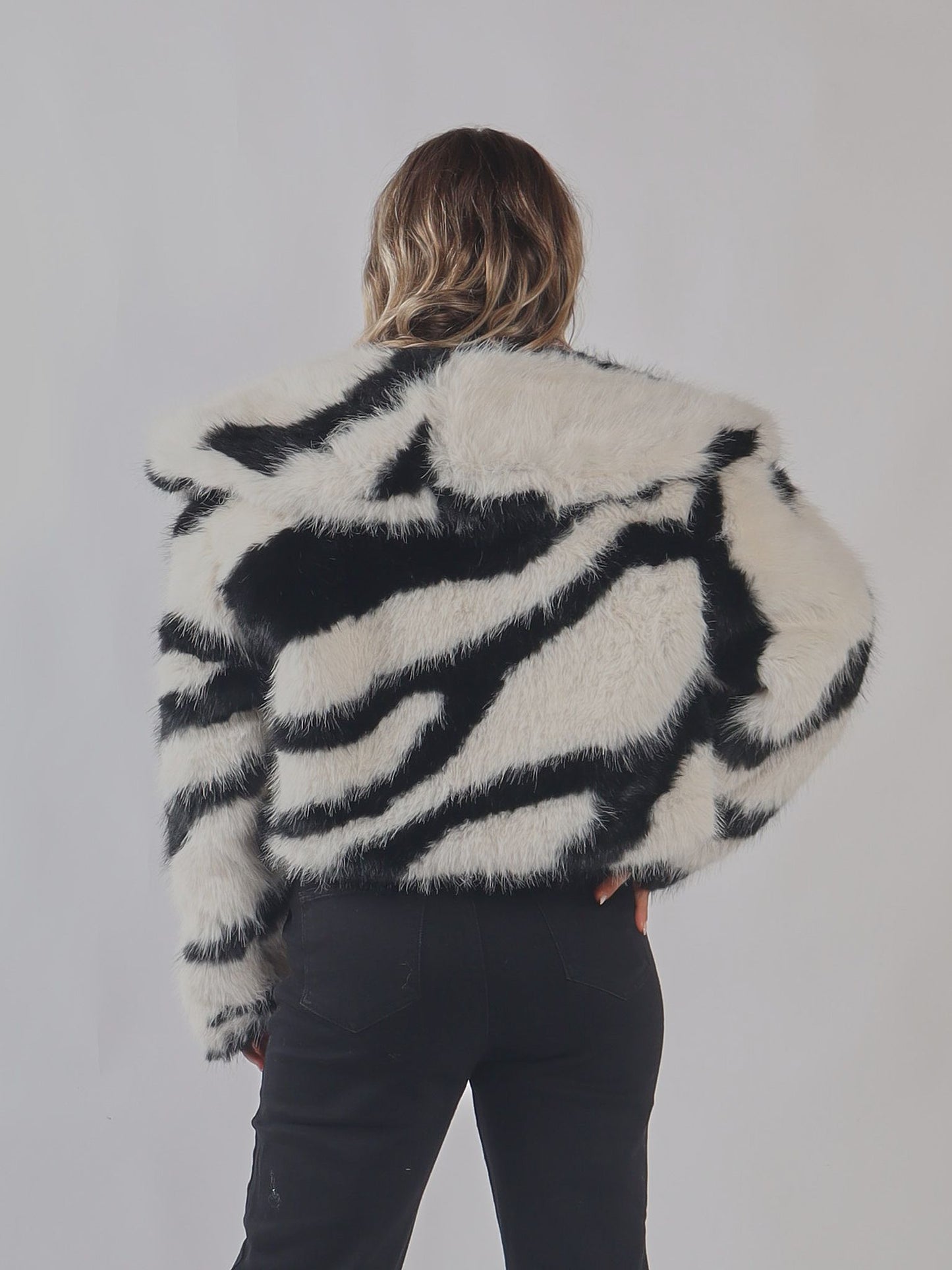 Giacca corta in pelliccia sintetica fantasia zebrata