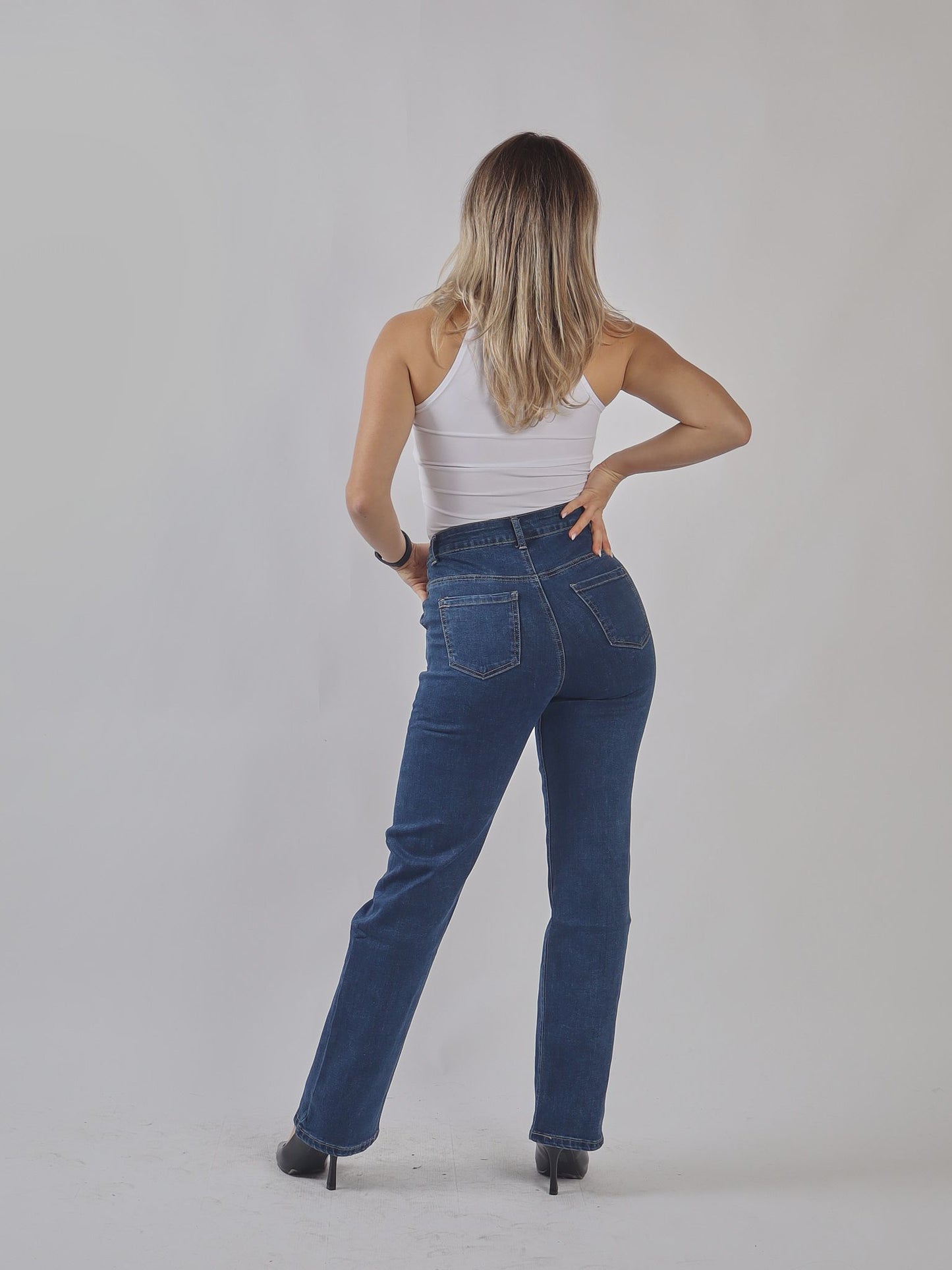 Jeans a vita alta con bottoni decorativi