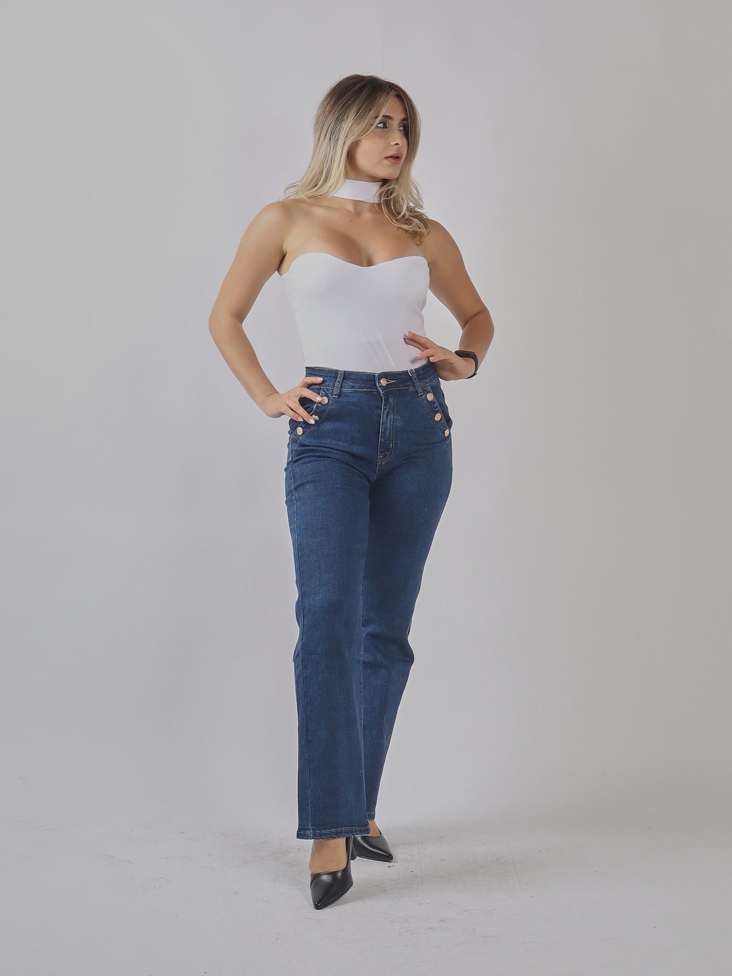 Jeans a vita alta con bottoni decorativi