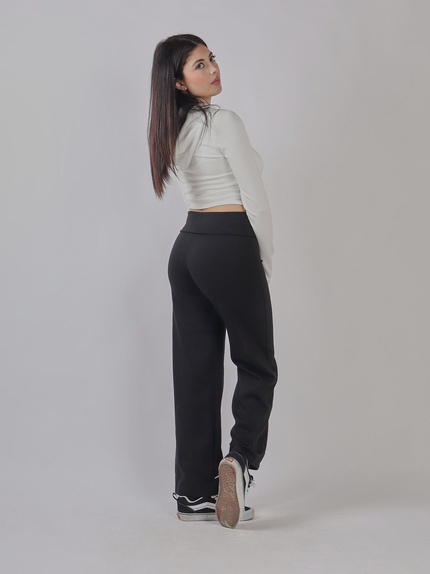 TUTA PALAZZO PE 25Tuta palazzo elegante e fluida,