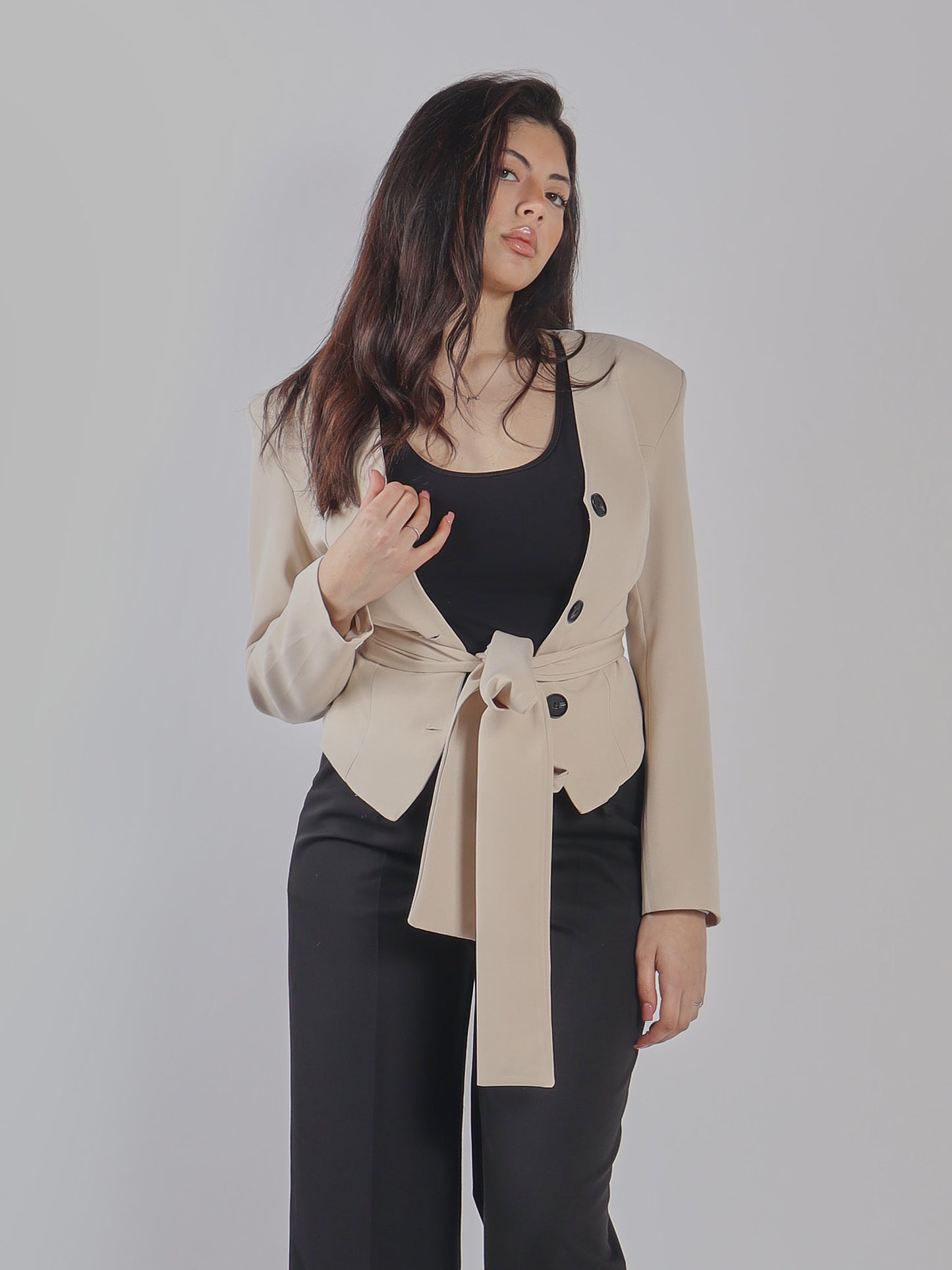 BLAZER CON CINTURA A FIOCCO E TASCHINI