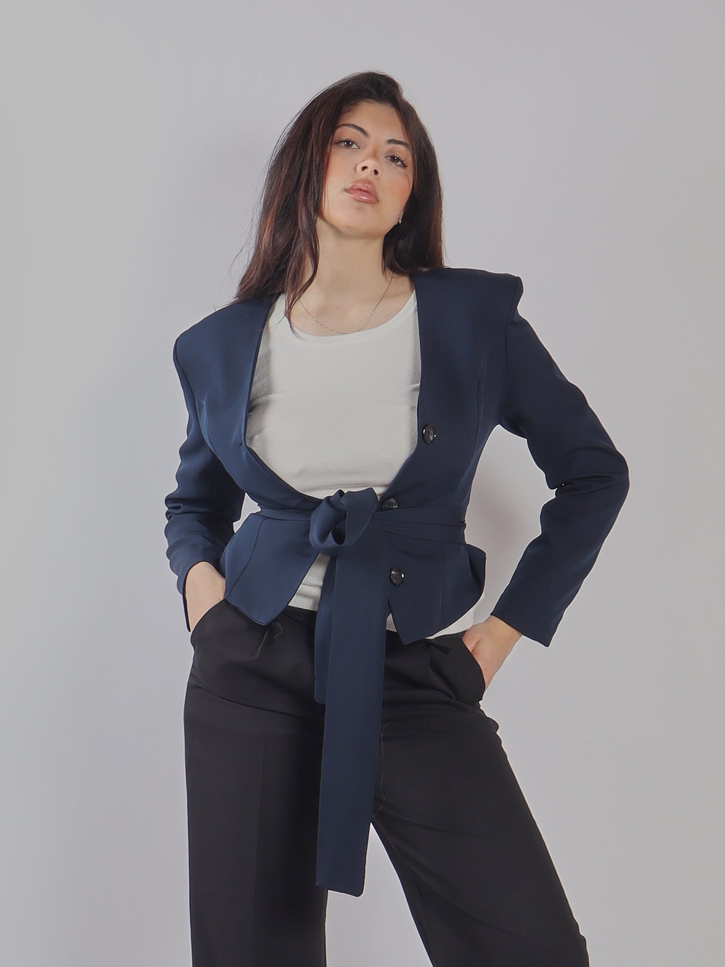 BLAZER CON CINTURA A FIOCCO E TASCHINI