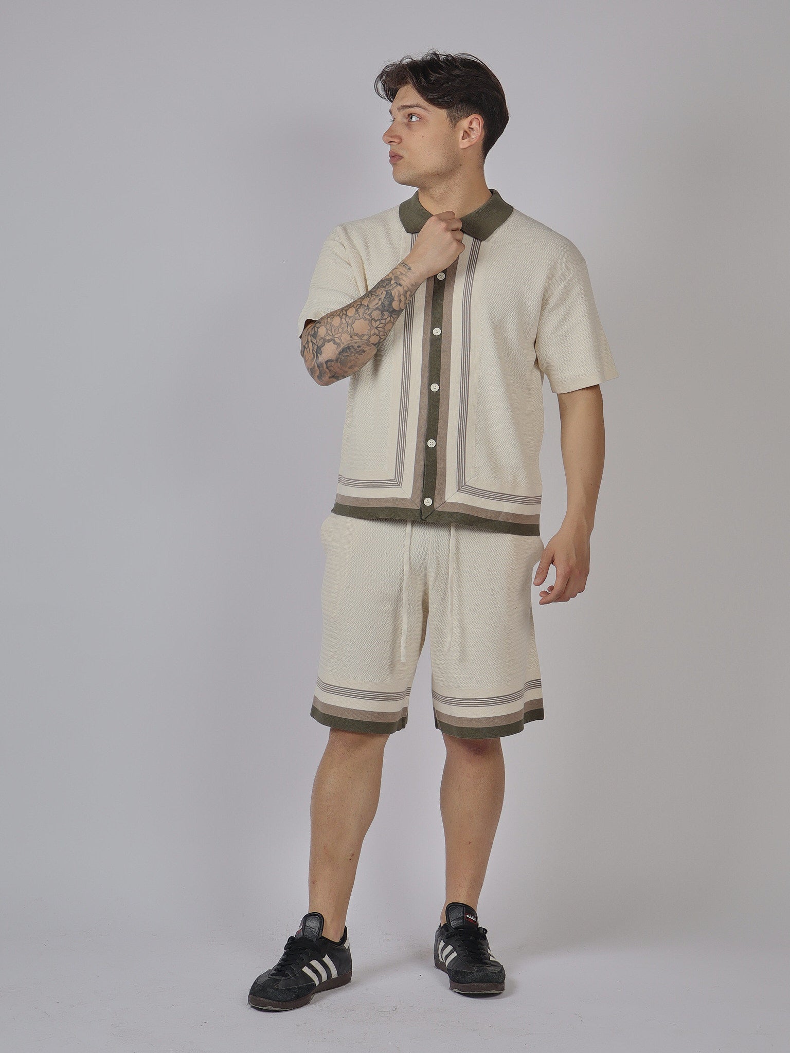 COMPLETO UOMO MAGLIA BOTTONI E BERMUDA CON RIFINIT