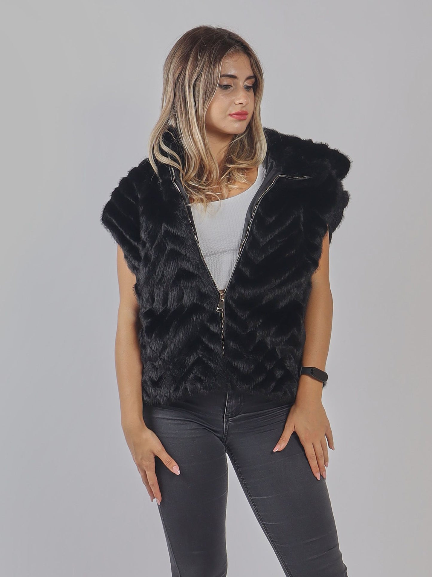 GILET IN ECO-PELLICCIA CON CAPPUCCIO