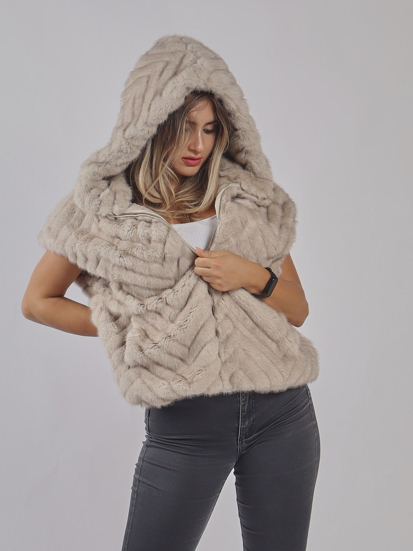 GILET IN ECO-PELLICCIA CON CAPPUCCIO