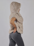 GILET IN ECO-PELLICCIA CON CAPPUCCIO