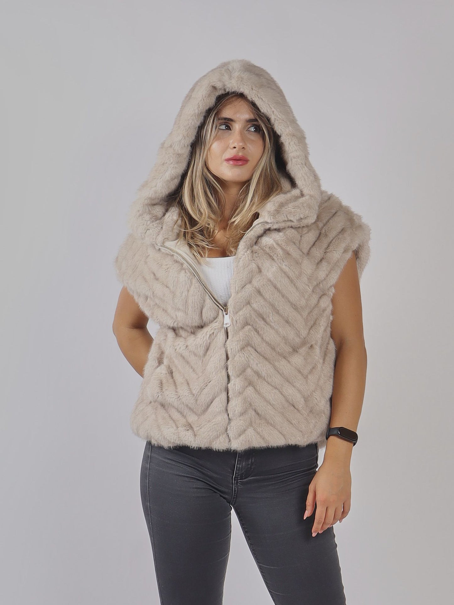 GILET IN ECO-PELLICCIA CON CAPPUCCIO