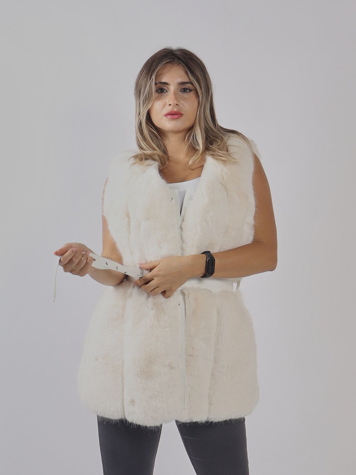 Gilet in eco-pelliccia con cintura – vista frontale