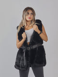 Gilet in eco-pelliccia con cintura – vista frontale