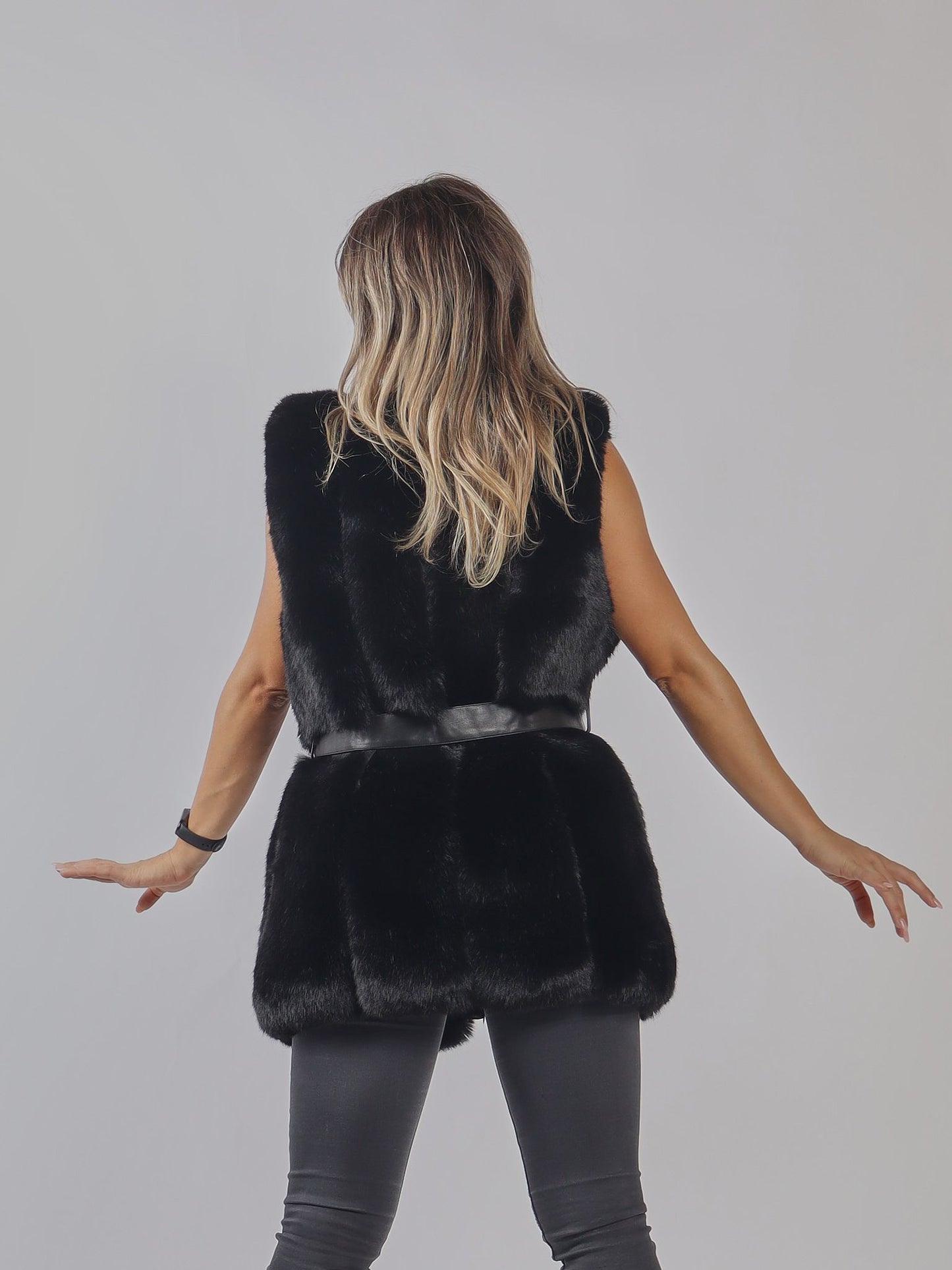 Gilet in eco-pelliccia con cintura – vista frontale