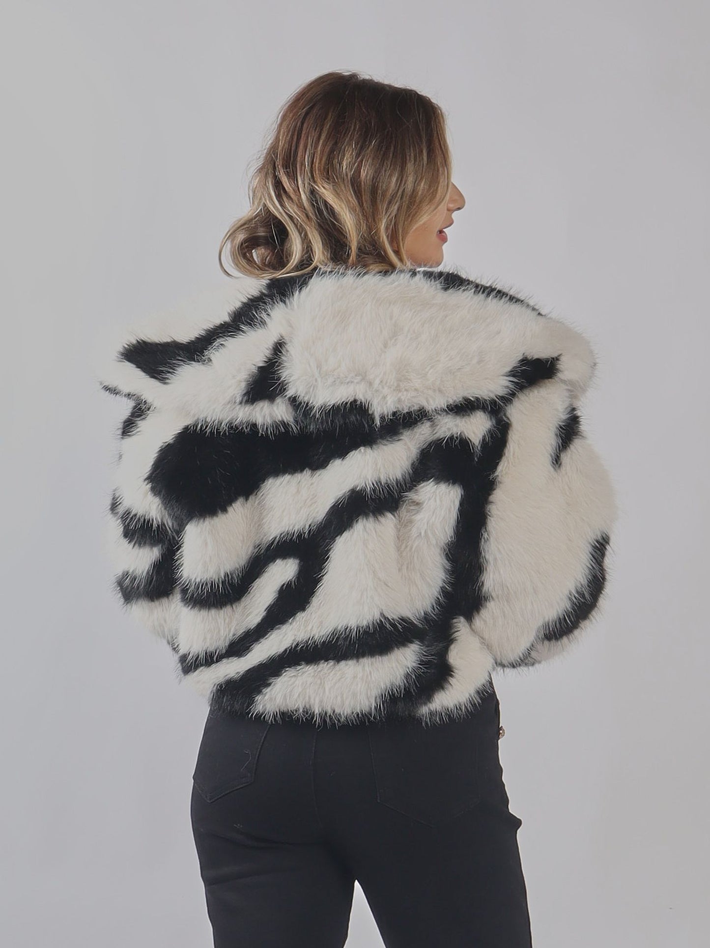 Giacca corta in pelliccia sintetica fantasia zebrata