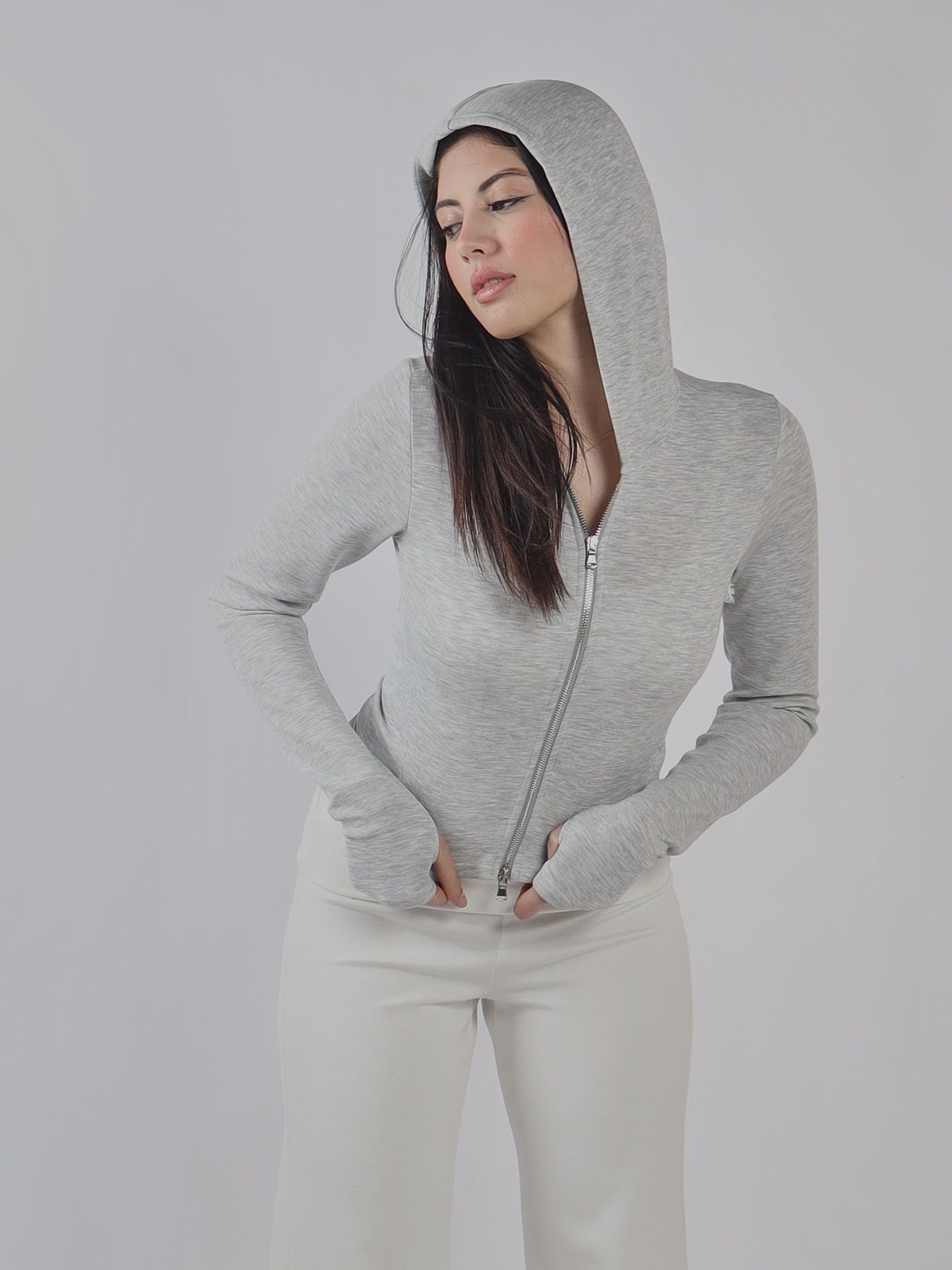 FELPA CROP CON CAPUCCIO PE 25