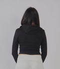 FELPA CROP CON CAPUCCIO PE 25