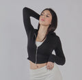 FELPA CROP CON CAPUCCIO PE 25