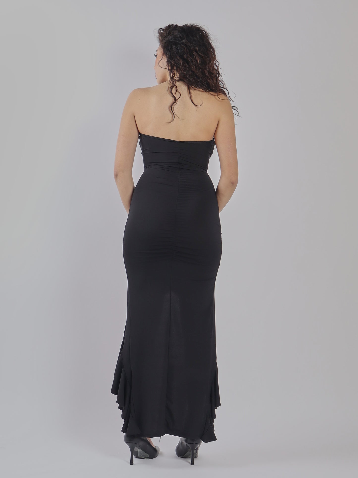 ABITO CON SCOLLO CUT-OUT