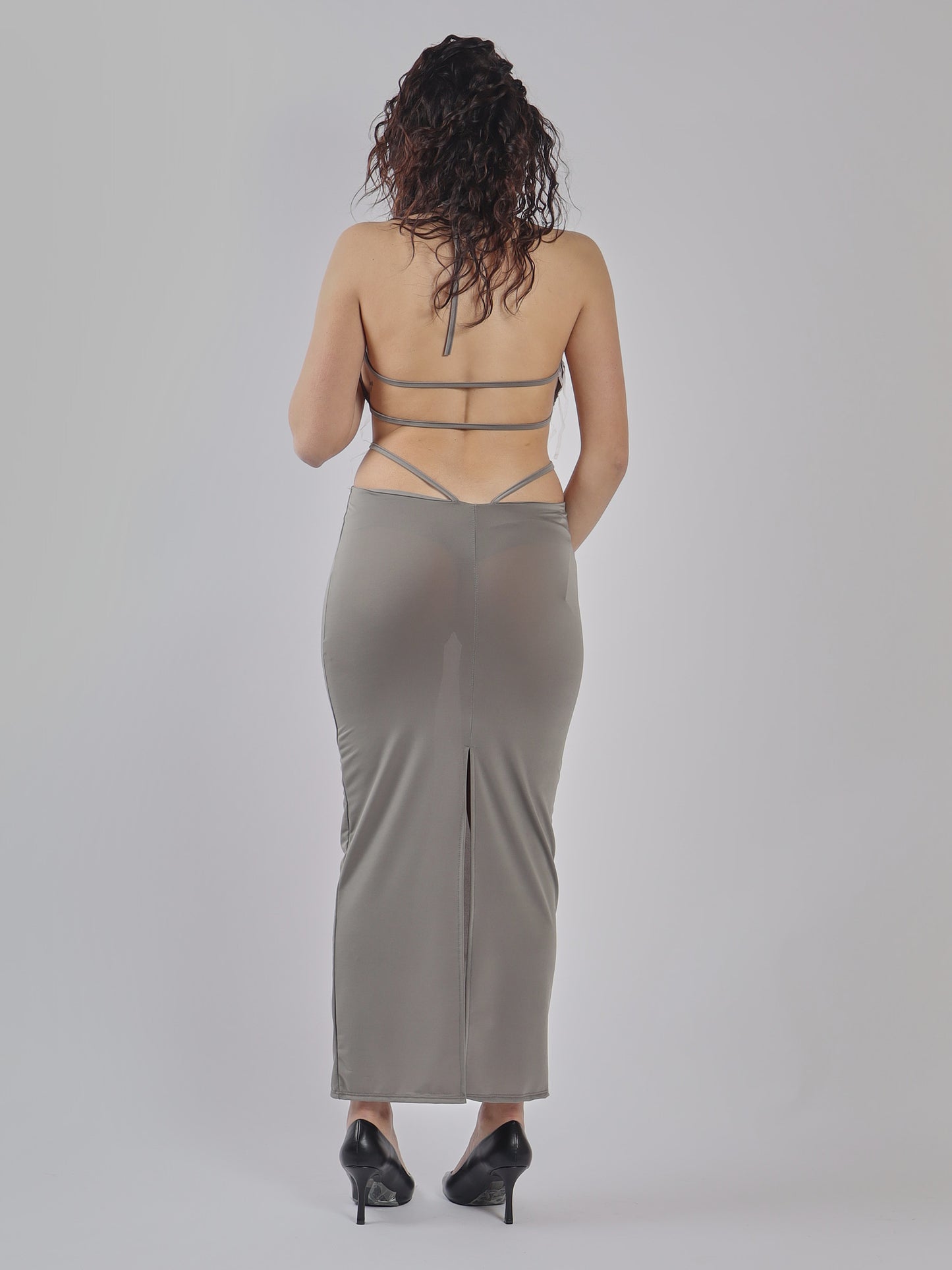 ABITO LUNGO CON DETTAGLI CUT-OUT