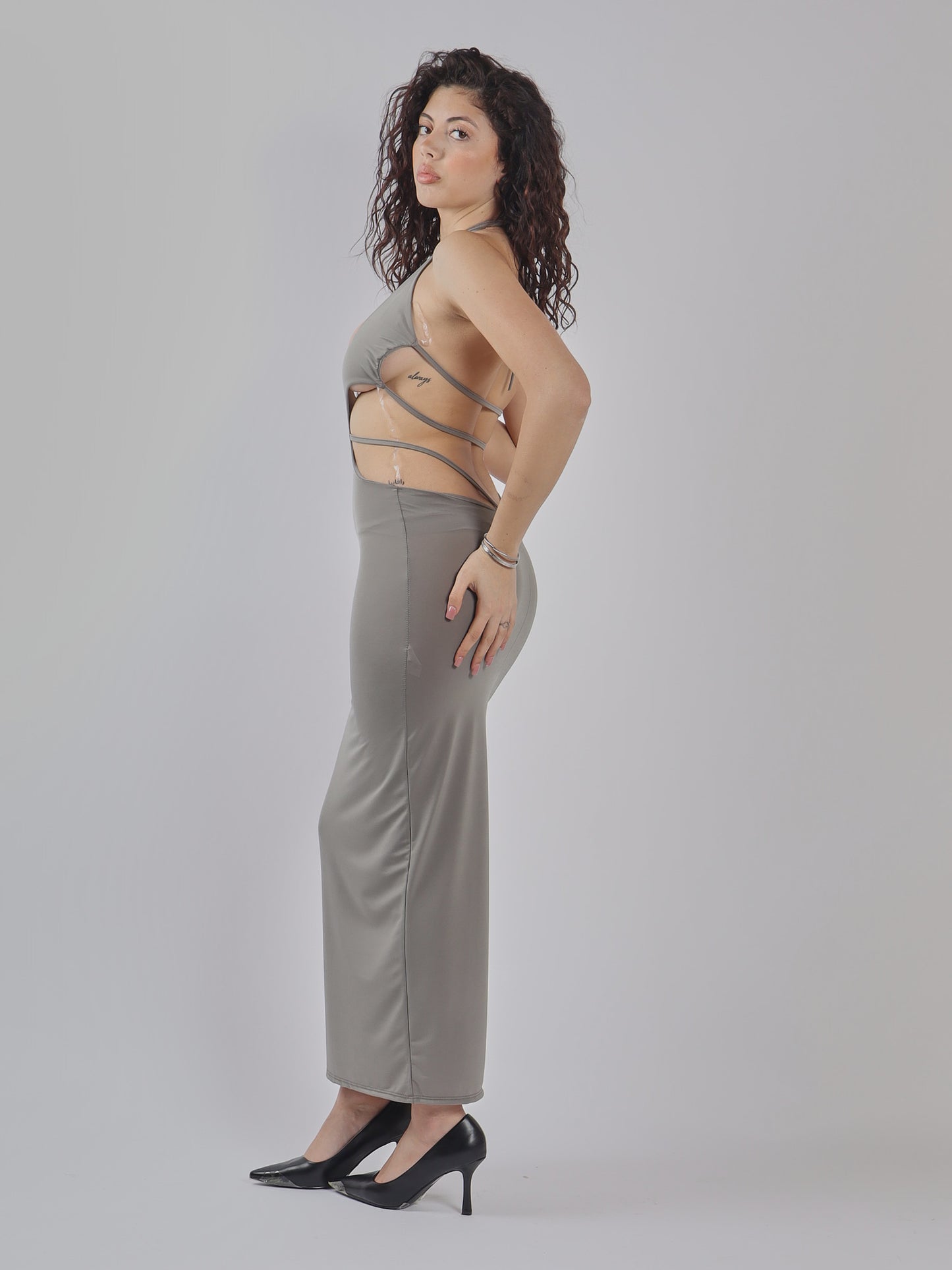 ABITO LUNGO CON DETTAGLI CUT-OUT