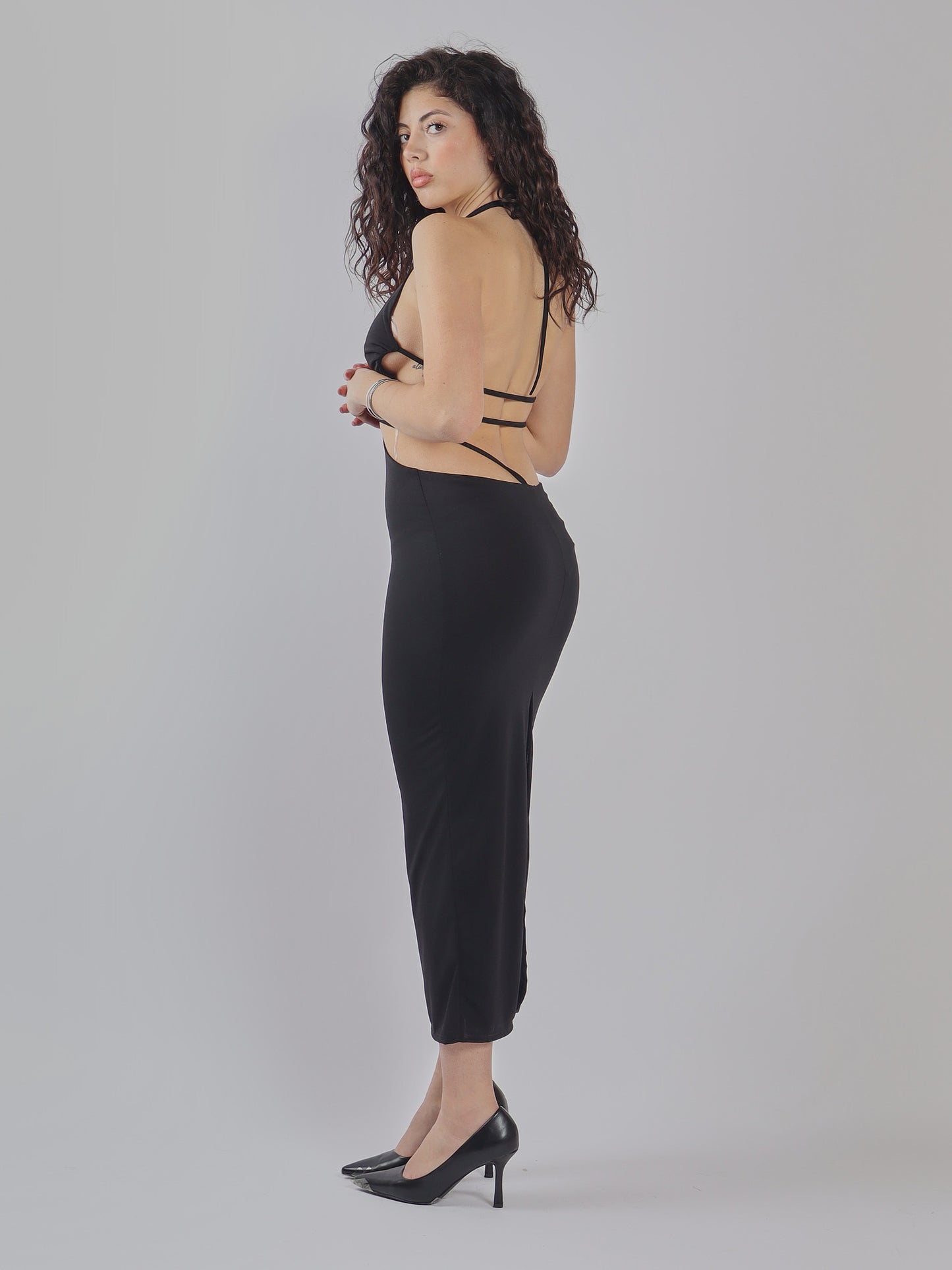 ABITO LUNGO CON DETTAGLI CUT-OUT