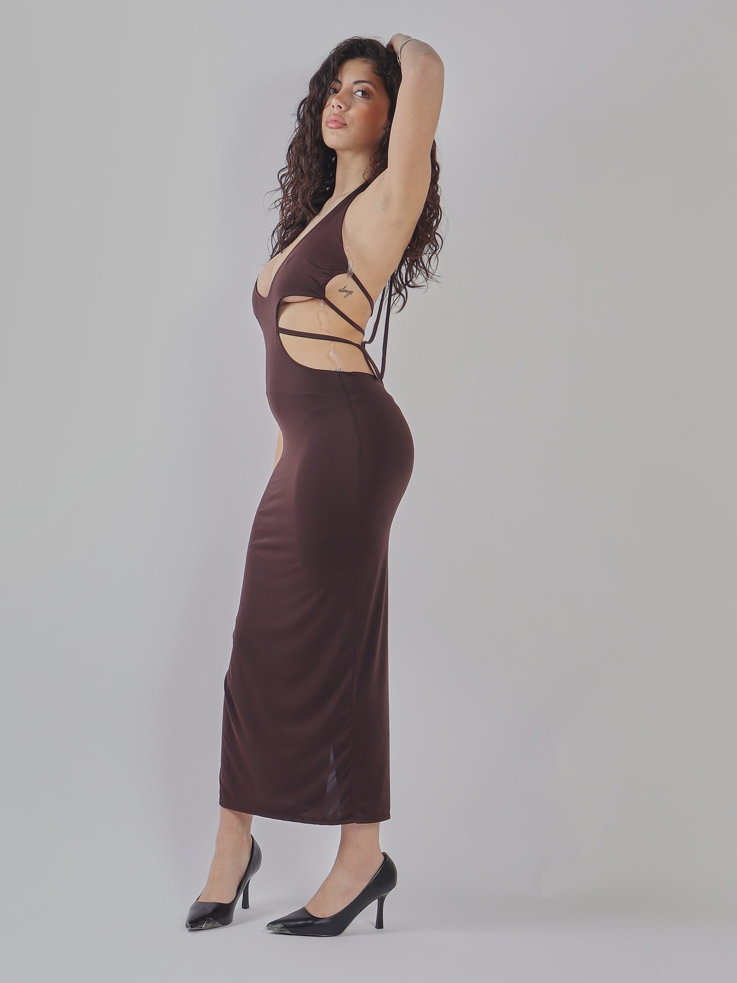 ABITO LUNGO CON DETTAGLI CUT-OUT
