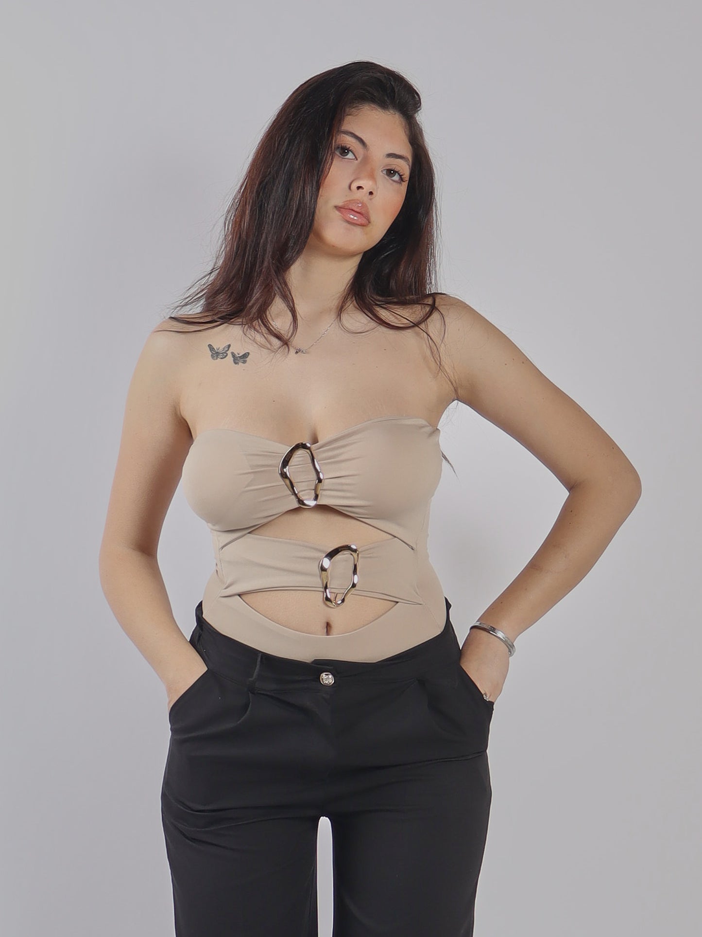 TOP STRAPLESS CON CUT-OUT E PANTALONI A VITA ALTA