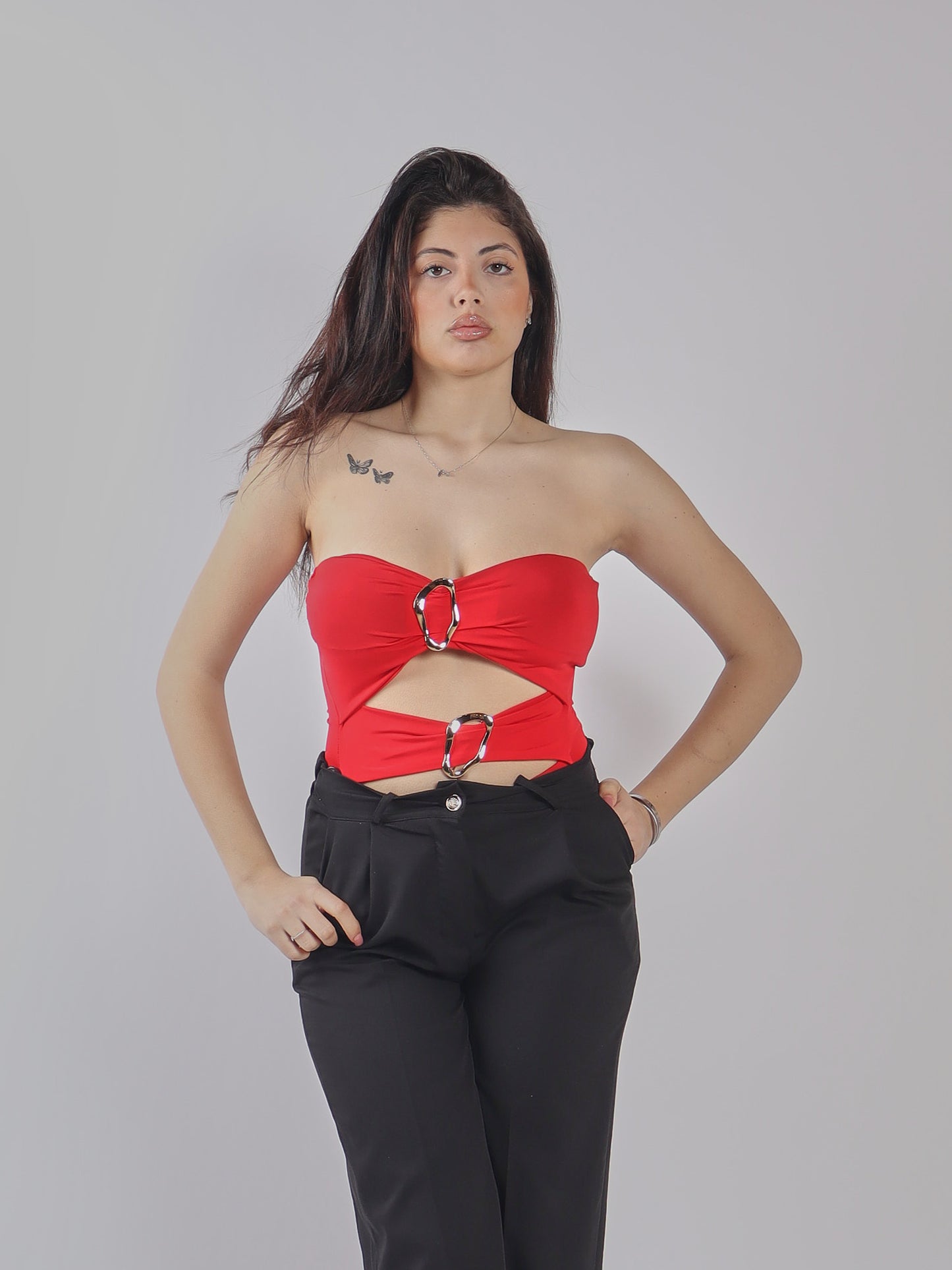 TOP STRAPLESS CON CUT-OUT E PANTALONI A VITA ALTA