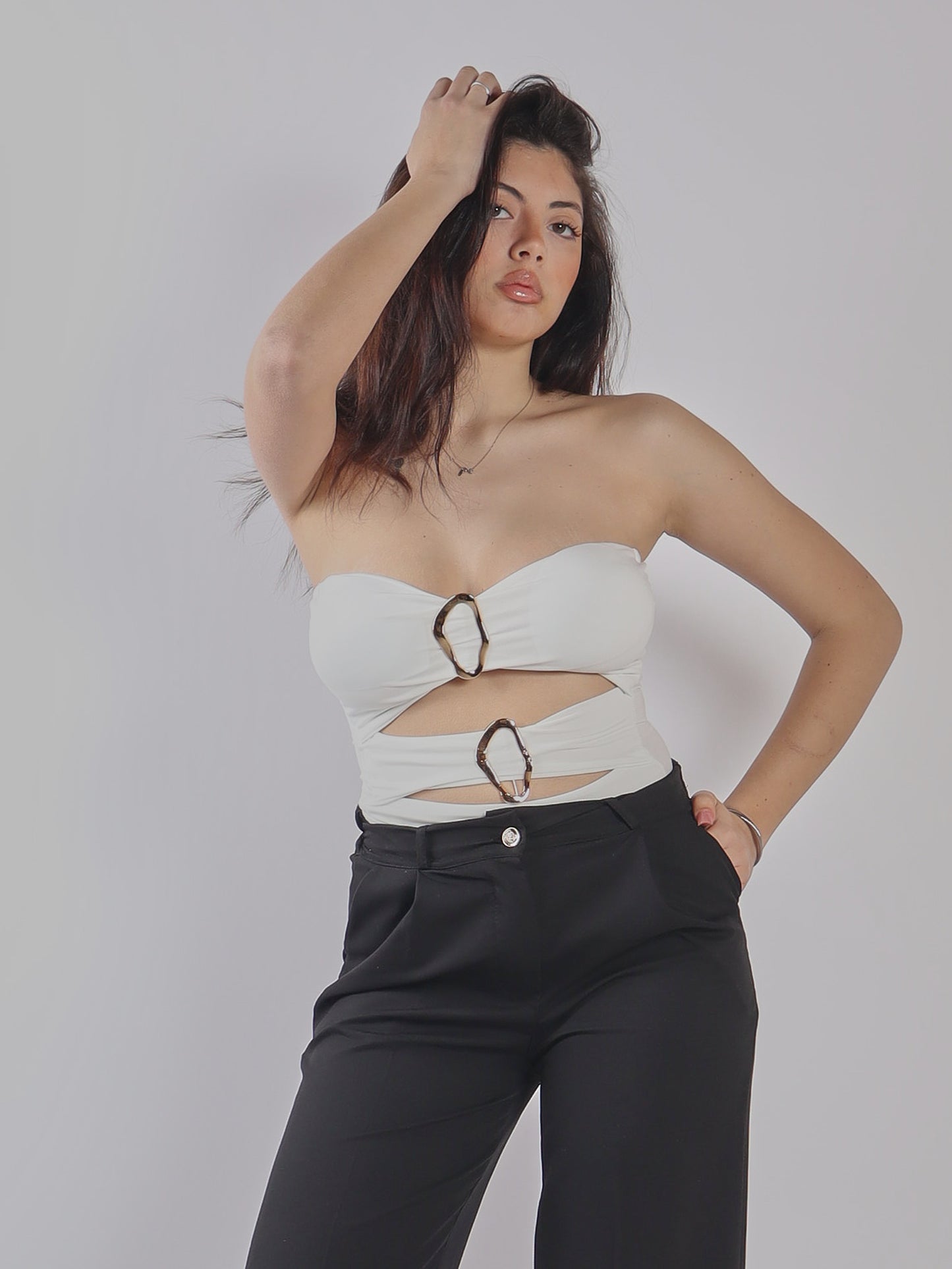 TOP STRAPLESS CON CUT-OUT E PANTALONI A VITA ALTA
