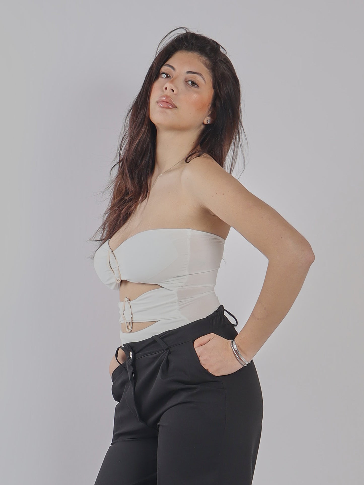 TOP STRAPLESS CON CUT-OUT E PANTALONI A VITA ALTA