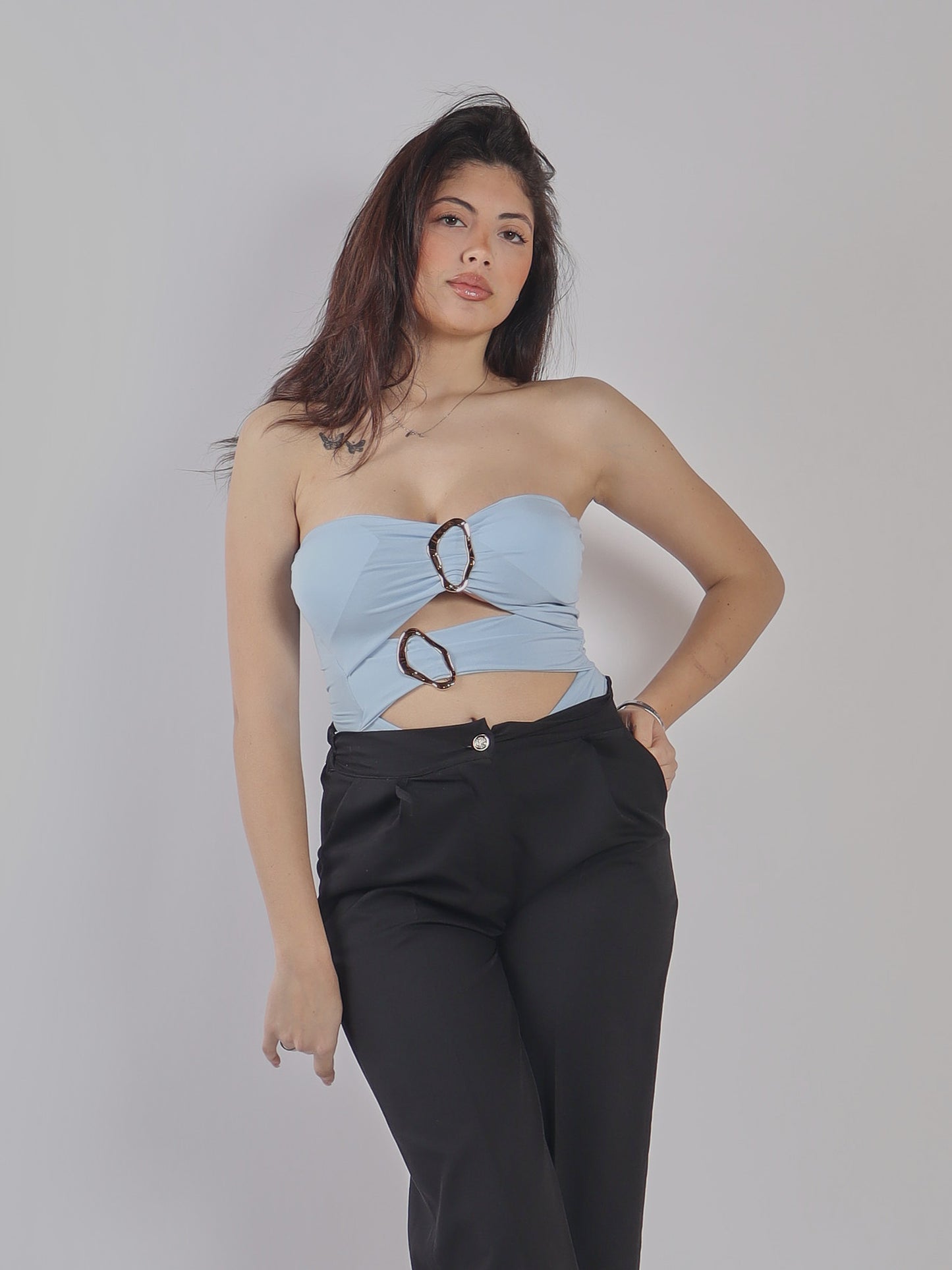 TOP STRAPLESS CON CUT-OUT E PANTALONI A VITA ALTA