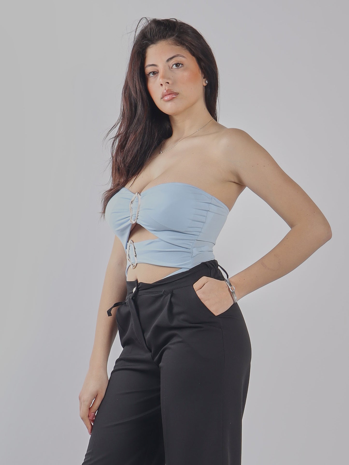 TOP STRAPLESS CON CUT-OUT E PANTALONI A VITA ALTA