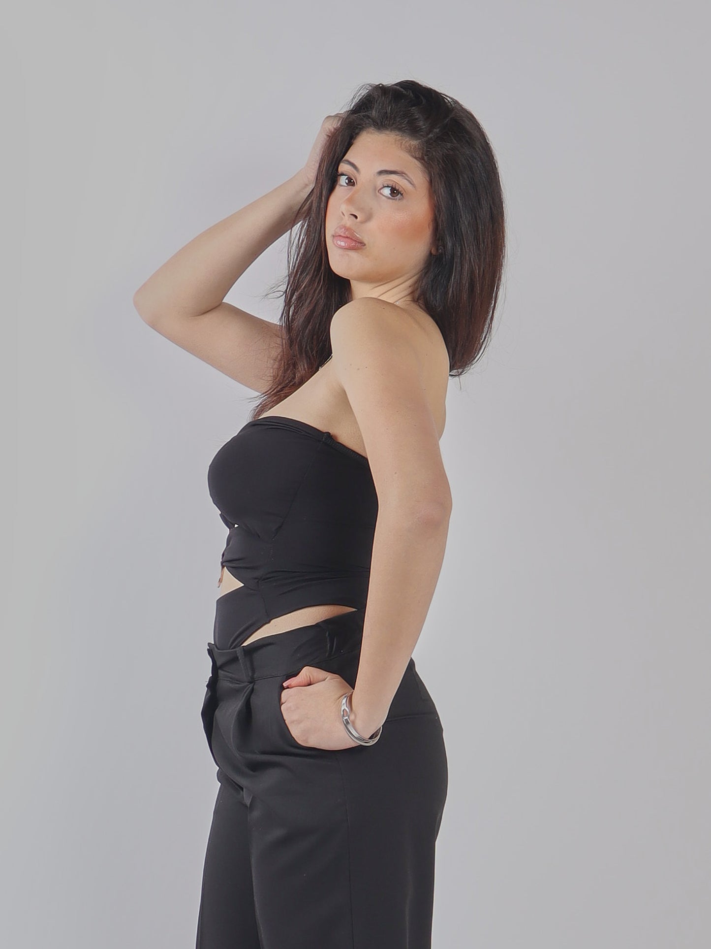 TOP STRAPLESS CON CUT-OUT E PANTALONI A VITA ALTA